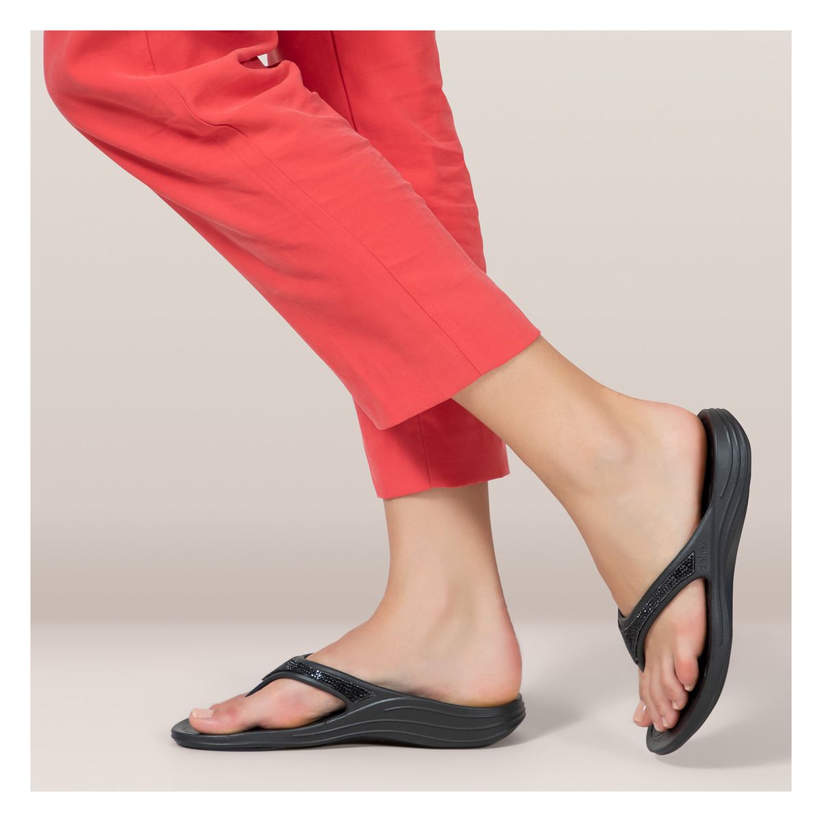 Black Aetrex Fiji Sparkle sandal with contoured arch support, soft toe post, and textured water-friendly lightweight sole.