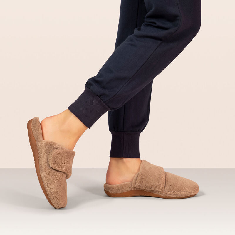 Aetrex Mandy Women's Closed Toe Slipper – Coffee